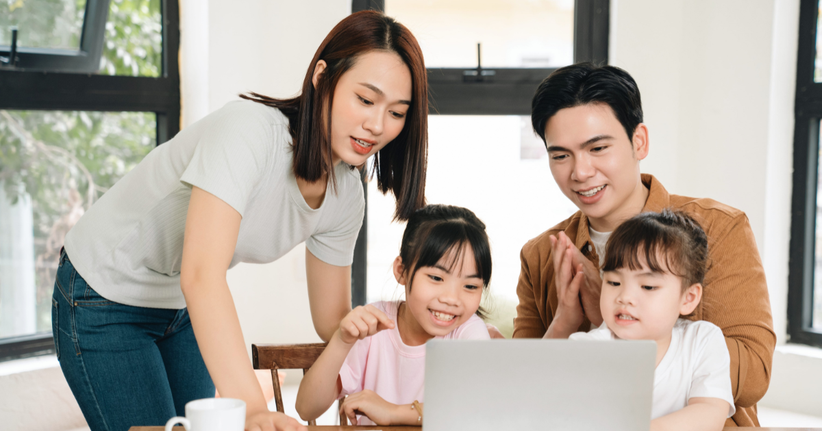 Orang tua sedang merencanakan dana pendidikan anak sebagai bagian dari perencanaan keuangan keluarga jangka Panjang.